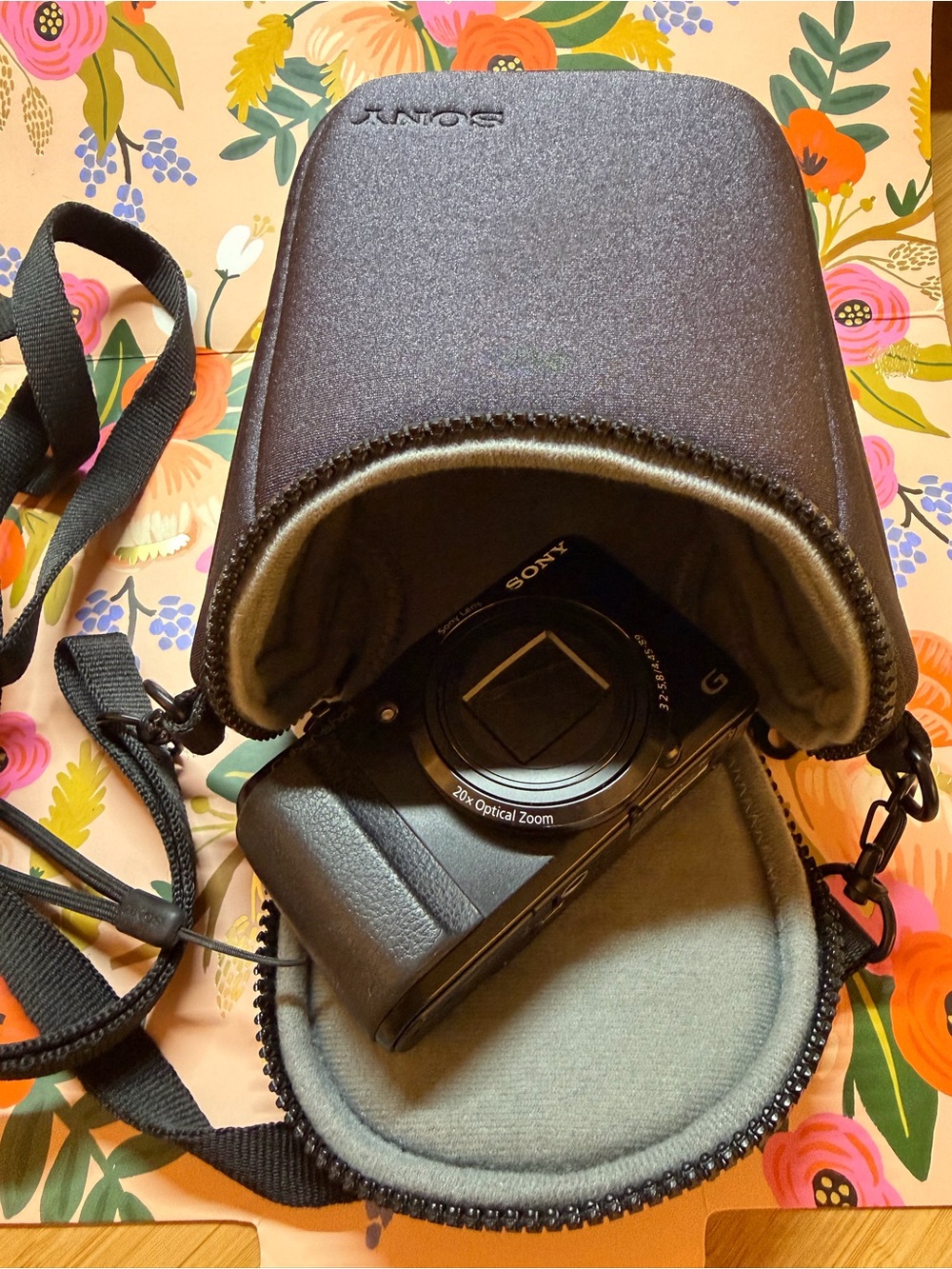 Sony Cyber Shot DSC-HX30V - 20x Optical Zoom - With Accessories Included - Picture 11 of 12
